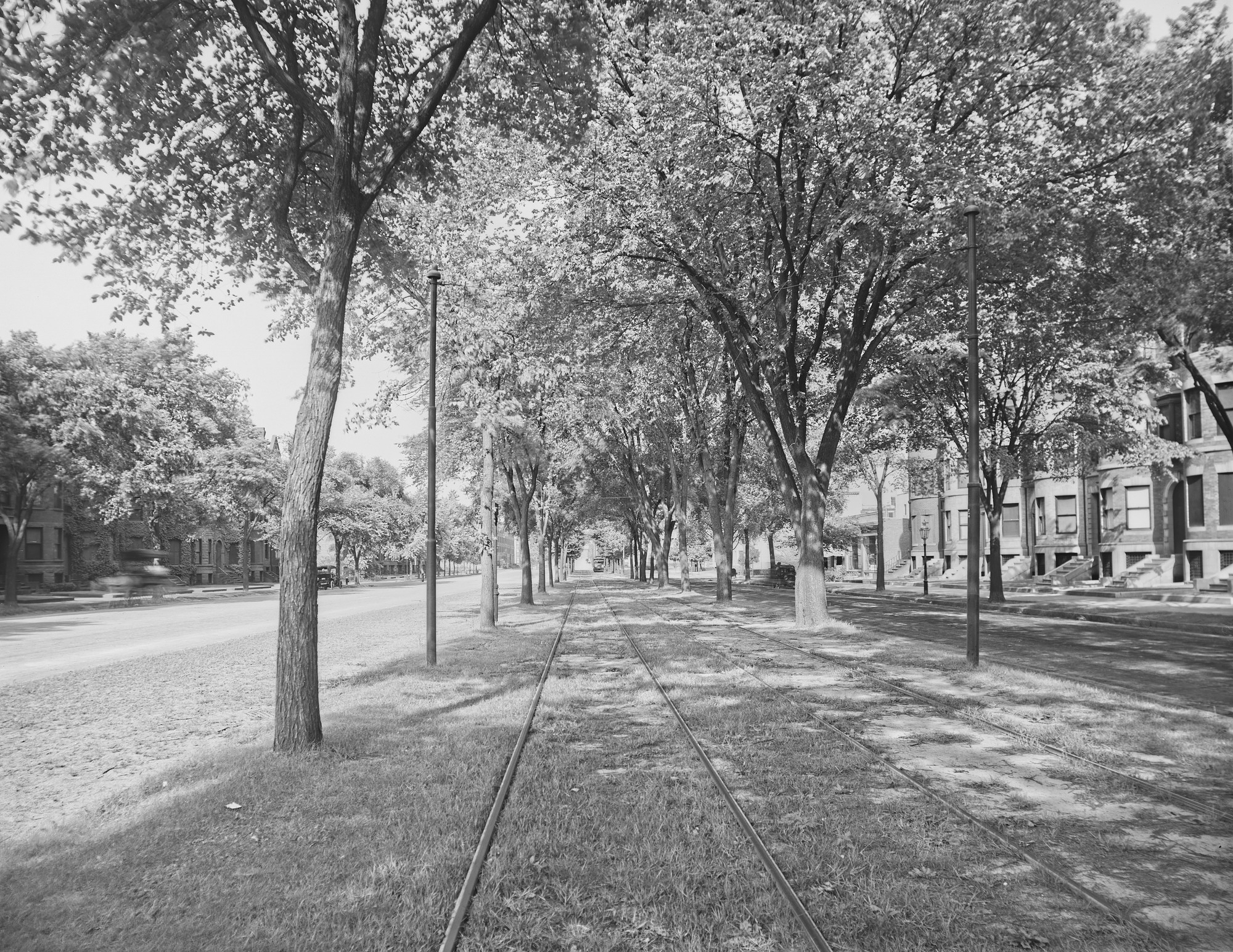 
                Near St. Mary's St. (just west),
                    on north side, in median rail way,
                    ground-level, view east
                    (in 1909).
                (By Thomas W. Sears /
                    courtesy of Archives of American Gardens,
                        Smithsonian Institution, Washington, DC.)
                